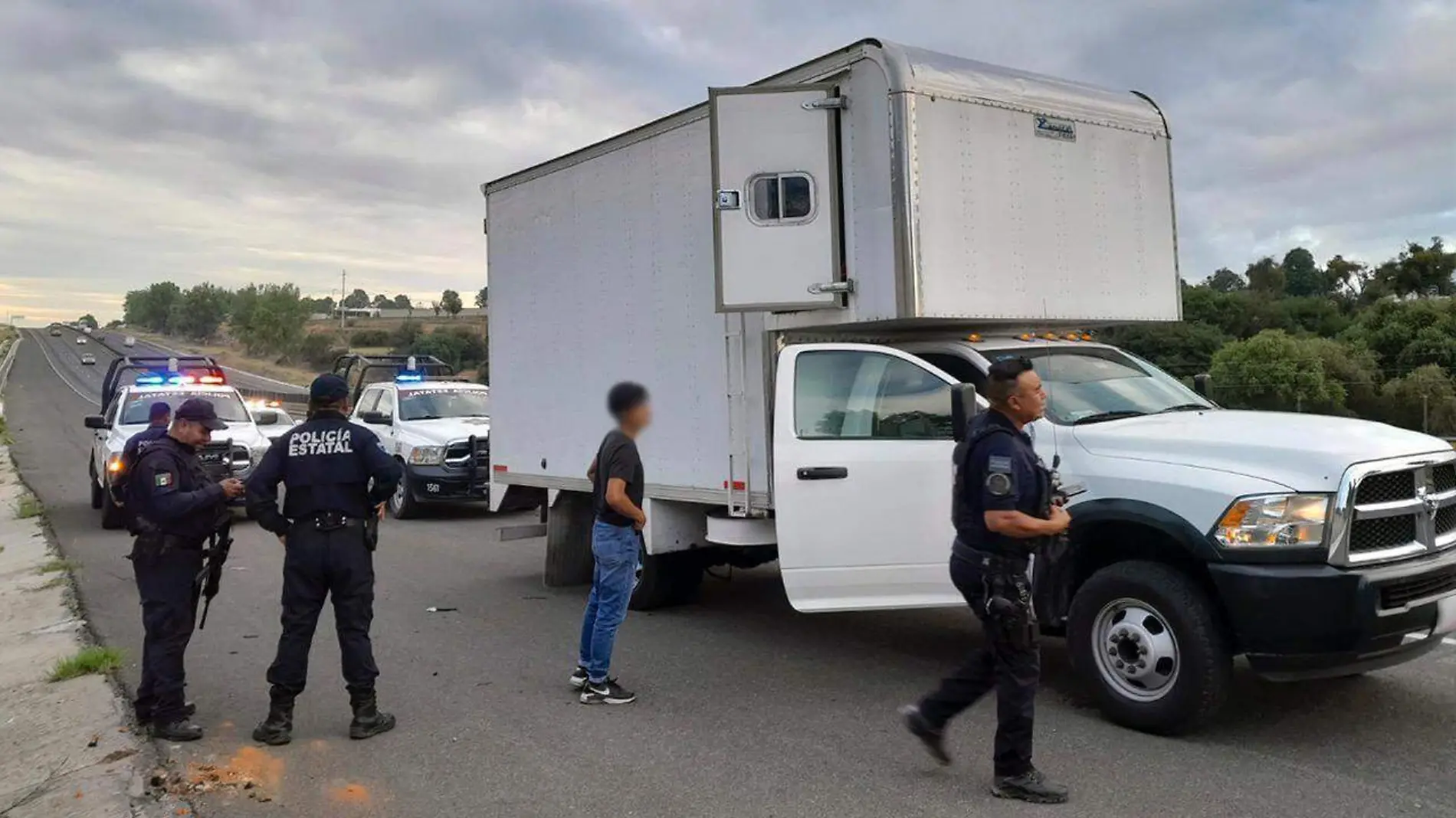 Policía estatal y guardia nacional frustran robo de una camioneta sobre la autopista México-Puebla